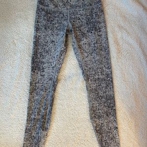 White/grey size 6 Wonder Under Lululemon leggings.